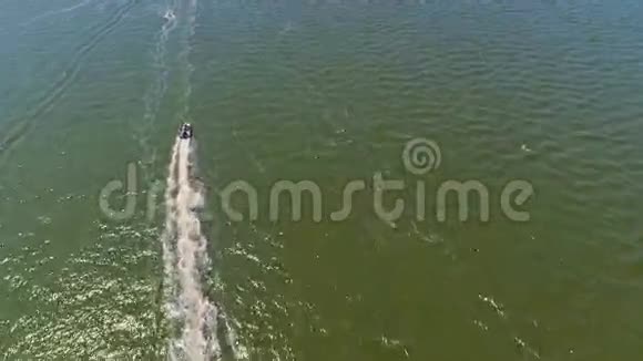 一艘船在海边的泻湖上航行视频的预览图