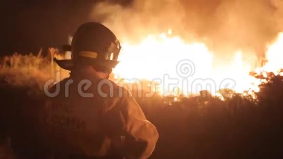勇敢的消防员在晚上灭火视频的预览图