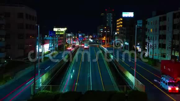 东京市中心的一条街道在夜间长时间暴露的大倾斜视频的预览图