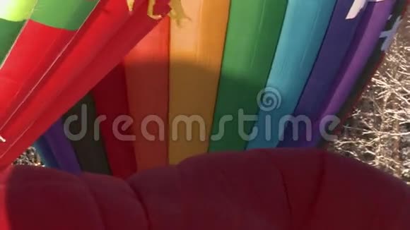 彩虹热气球的景色视频的预览图