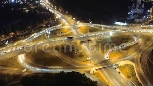 夜间城市交通超时垂直的鸟瞰图视频的预览图