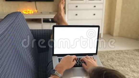 一个人躺在沙发上在笔记本电脑后面工作视频的预览图