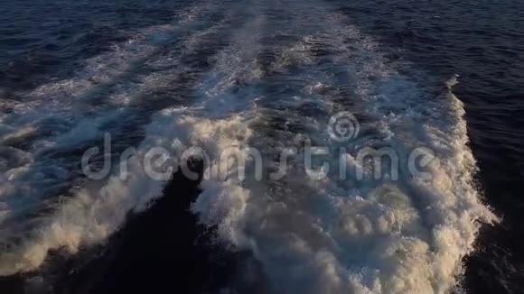 海水摆渡带泡沫波慢运动视频的预览图