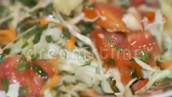 新鲜蔬菜沙拉用勺子搅拌视频的预览图