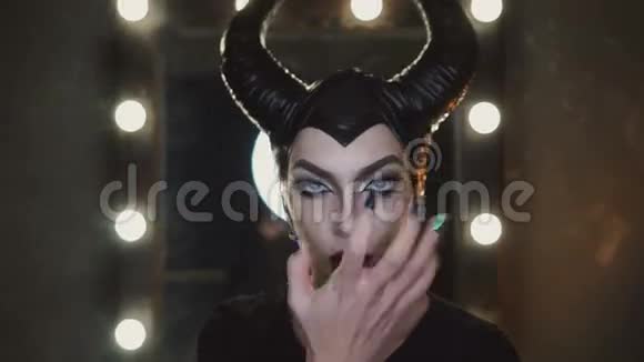 在Maleficent的形象中的女孩将会被烟雾包围视频的预览图