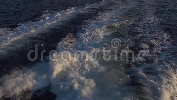 海水摆渡带泡沫波慢运动视频的预览图