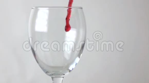 红酒流入酒杯在灰色背景下拍摄超级慢镜头视频的预览图