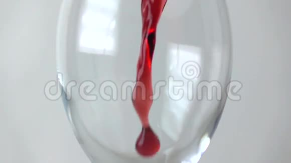 在灰色背景下将红酒倒入玻璃杯中动作非常慢视频的预览图