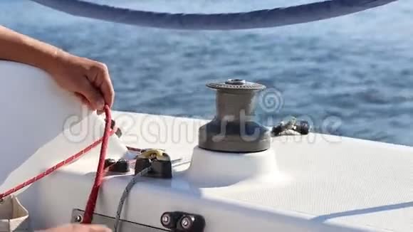 在游艇上使用绞盘不正确视频的预览图