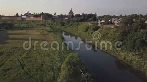 俄罗斯弗拉基米尔州苏兹达尔圣尤蒂米乌斯和卡门卡河萨维尤寺的空中景观视频的预览图