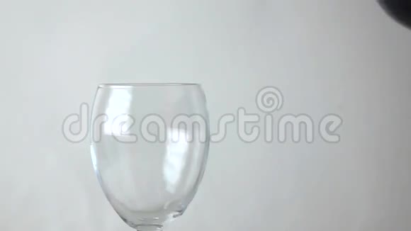将红酒倒入玻璃杯中的超级慢动作视频灰色背景视频的预览图