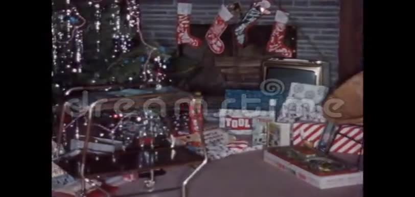 地板上的圣诞装饰和礼物蒙太奇视频的预览图