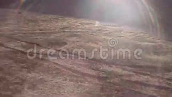 托尔巴契克火山斜坡上古老的熔岩场上公路上的阳光照在镜头里视频的预览图