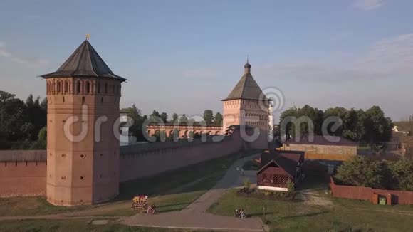 俄罗斯弗拉迪米尔州苏兹达尔圣尤蒂米乌斯救世主修道院的空中景观视频的预览图