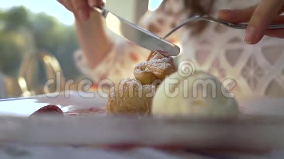无法辨认的女孩在餐厅吃热气腾腾的甜点视频的预览图