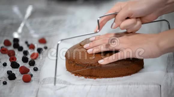 分层切蛋糕做巧克力层蛋糕系列视频的预览图