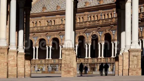 西班牙广场上行走的女性剪影塞维利亚美丽的建筑视频的预览图