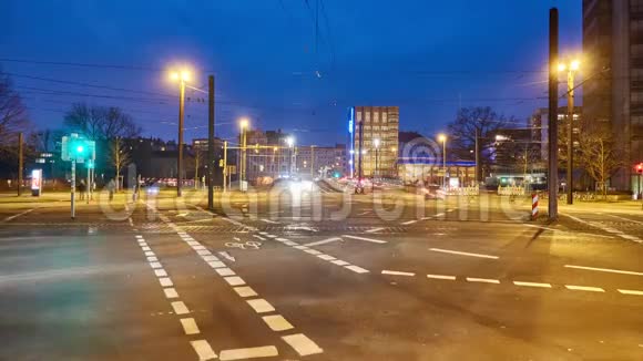 冬季傍晚的汉诺威街景时间流逝视频的预览图