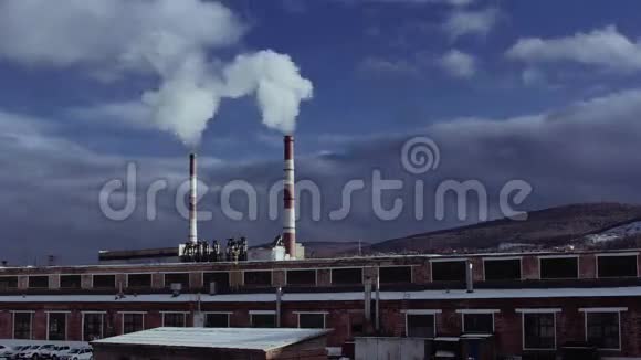 工厂烟在山上的时间推移发电厂视频的预览图