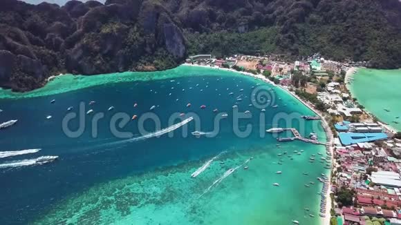 菲菲顿热带岛空中景观视频的预览图