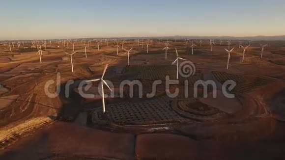 日落时分大型风力涡轮机视频的预览图