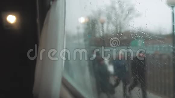 从火车车窗上看车窗上的雨人们沿着铁路走火车铁路视频的预览图