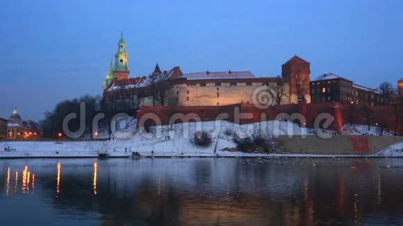 冬夜在克拉科夫的瓦维尔城堡和维斯特拉河视频的预览图
