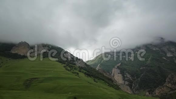 北高加索切格姆山脉之间的雨锋运动视频的预览图