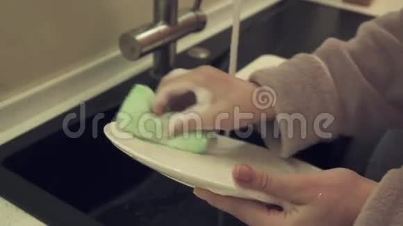 家庭主妇洗碗厨房慢动作股票录像视频的预览图
