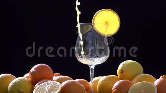 橙汁在玻璃中流动视频的预览图