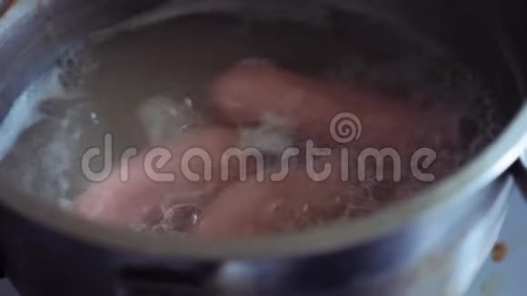 维纳香肠食品肉概念生活方式香肠煮炖菜锅平底锅视频的预览图