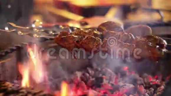 在餐厅的烤架上准备的烤肉视频的预览图