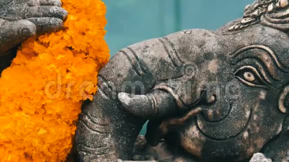 大象的雕像在花中近景象象征泰国佛教宗教和象征视频的预览图