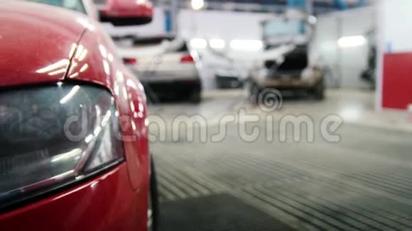 汽车服务红色豪华尘土飞扬的汽车视频的预览图