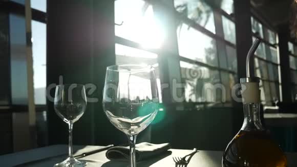 在一个空杯子里闪烁的阳光一张桌子上的眼镜视频的预览图