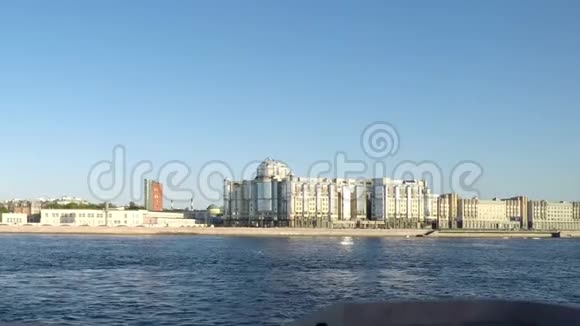 从圣克拉斯诺格瓦迪斯基区Malookhtinskaya堤防上的移动汽车可以看到涅瓦河视频的预览图