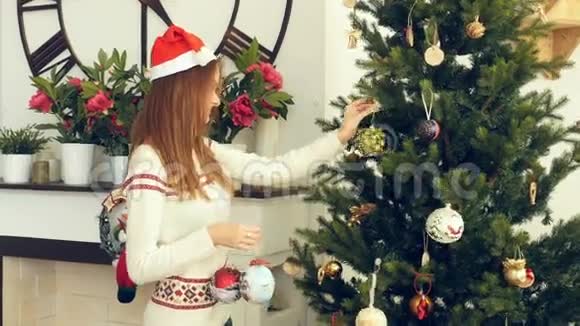 用球装饰圣诞树视频的预览图