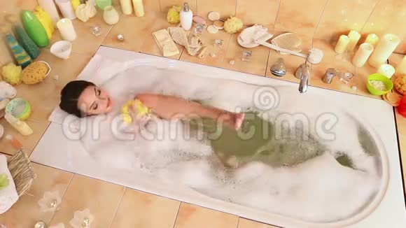 女人在她的浴室里洗泡沫浴和按摩视频的预览图