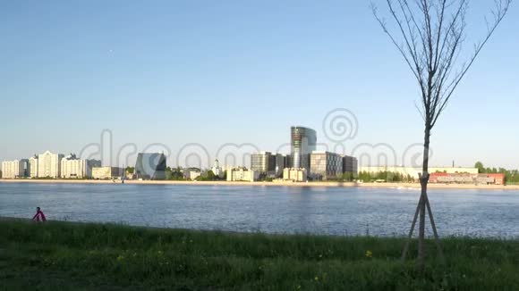 从圣克拉斯诺格瓦迪斯基区Malookhtinskaya堤防上的移动汽车可以看到涅瓦河视频的预览图