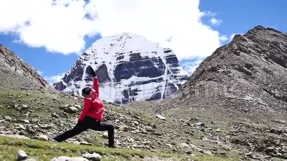 凯拉什喜马拉雅山脉附近的瑜伽体式视频的预览图
