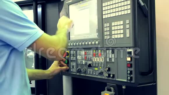在控制面板上工作的人在工厂里用一台工业机器工作视频的预览图