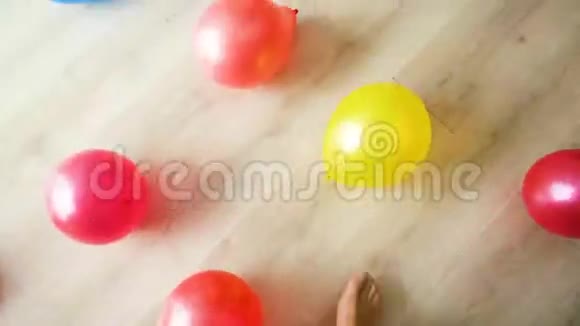 小孩在大房间里玩气球跑踢视频的预览图
