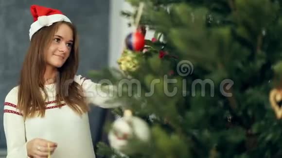 用球装饰圣诞树视频的预览图