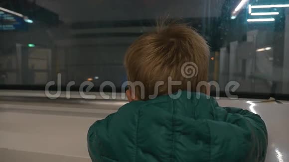 小孩子看地铁车窗视频的预览图
