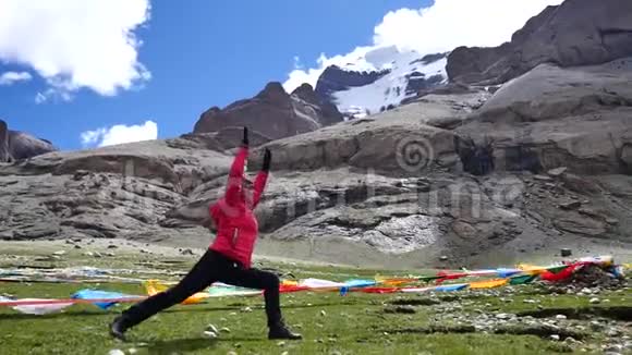 凯拉什喜马拉雅山脉附近的瑜伽体式视频的预览图