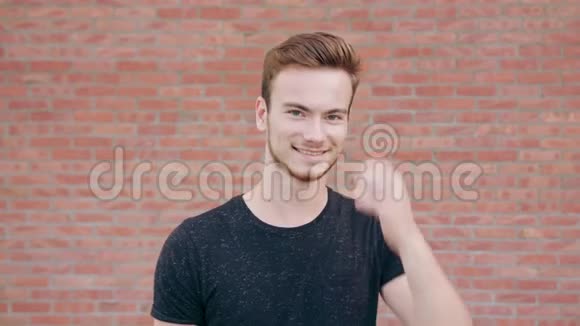 微笑快乐的男人胡子贴在砖墙上视频的预览图