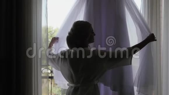 酒店房间新娘的费用新娘认为她的裙子视频的预览图