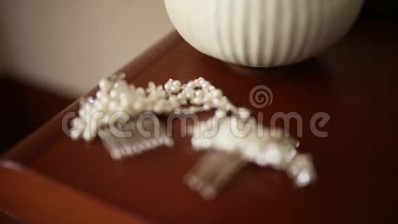 有珍珠的头发发夹桌子上放着干薰衣草视频的预览图