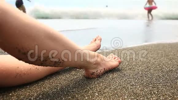 沙滩上的女性靠近冲浪线海景视频的预览图