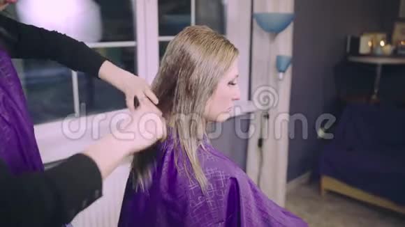 年轻妇女在客厅或家里理发师理发视频的预览图